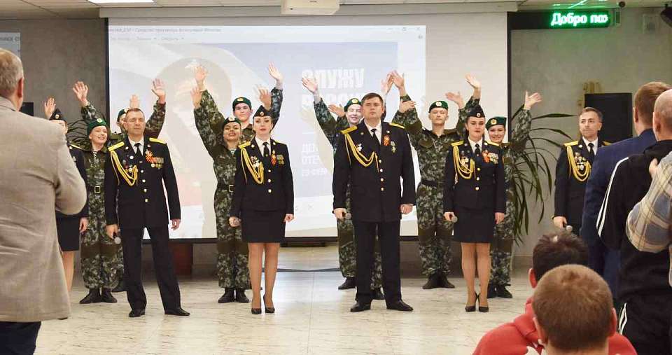 Защитники Родины – участники специальной военной операции – принимают поздравления в Железнодорожном районе