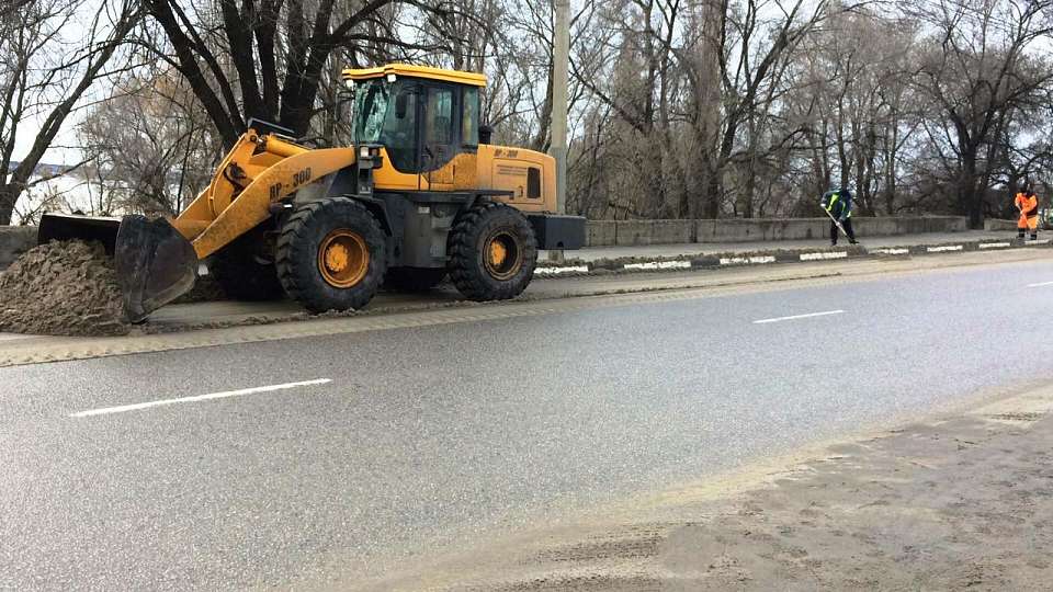 В Ленинском районе приступили к весенней уборке улиц