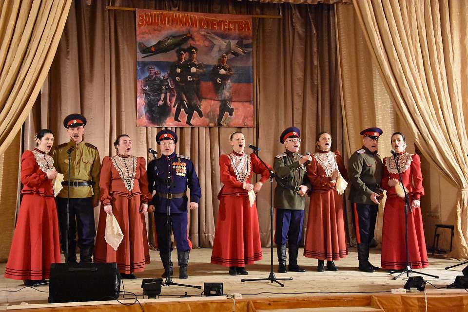 В клубе «Октябрь», расположенном по улице Куйбышева, прошел районный этап фестиваля солдатской и патриотической песни «Защитники Отечества», организованный отделом по работе с молодежью и организации культурно-досуговой и физкультурно-спортивной деятельно