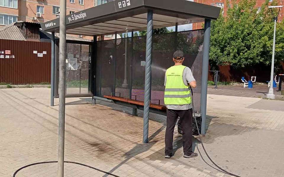 Коммунальщики Ленинского района Воронежа круглосуточно борются с жарой