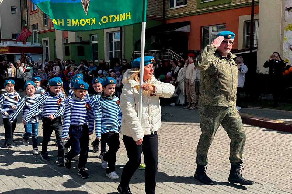 Воронежские дошколята провели парад Победы под командованием 100-летнего фронтовика