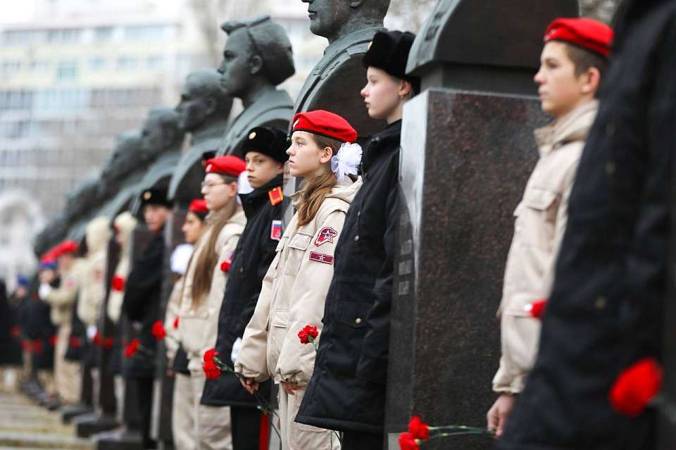 Возложением цветов, траурной панихидой и торжественным маршем отметили в Воронеже День Героев Отечества