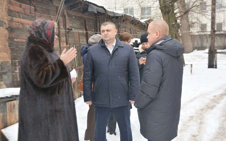 С жителями дома №33 по улице Богдана Хмельницкого обсудили вопросы содержания общедомового имущества