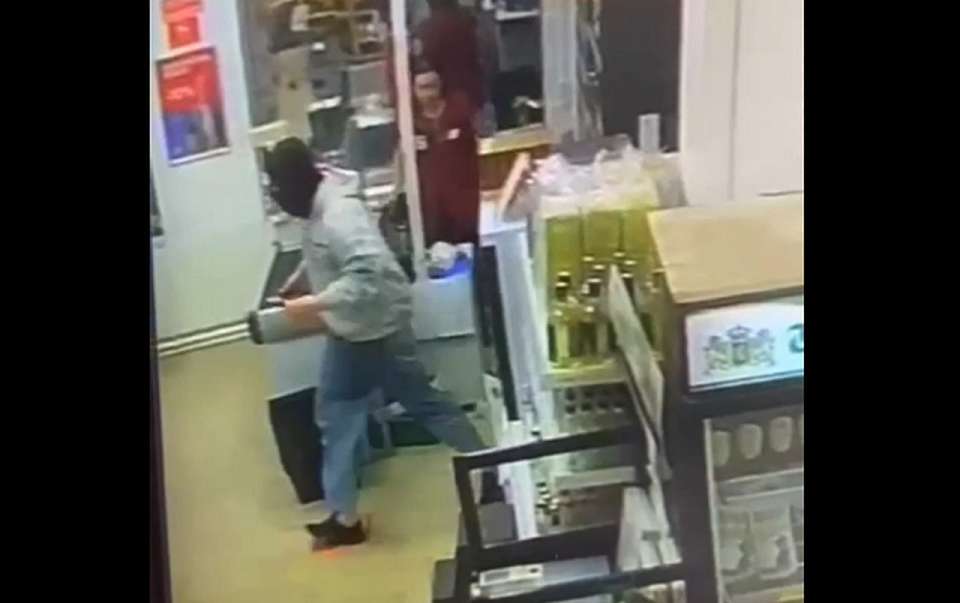 На «Магнит» в Воронеже совершили налёт вооружённые в балаклавах молодые люди