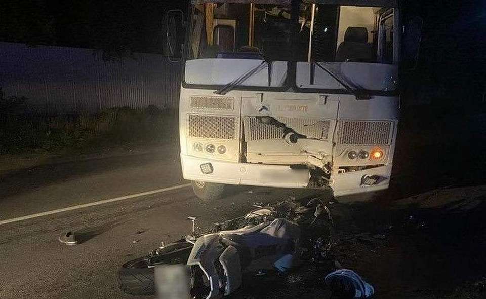 Мотоциклист погиб после столкновения с автобусом в воронежском селе