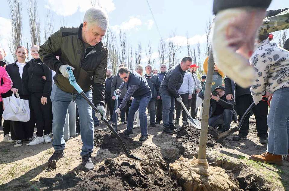 Александр Гусев принял участие в масштабном субботнике в Воронеже