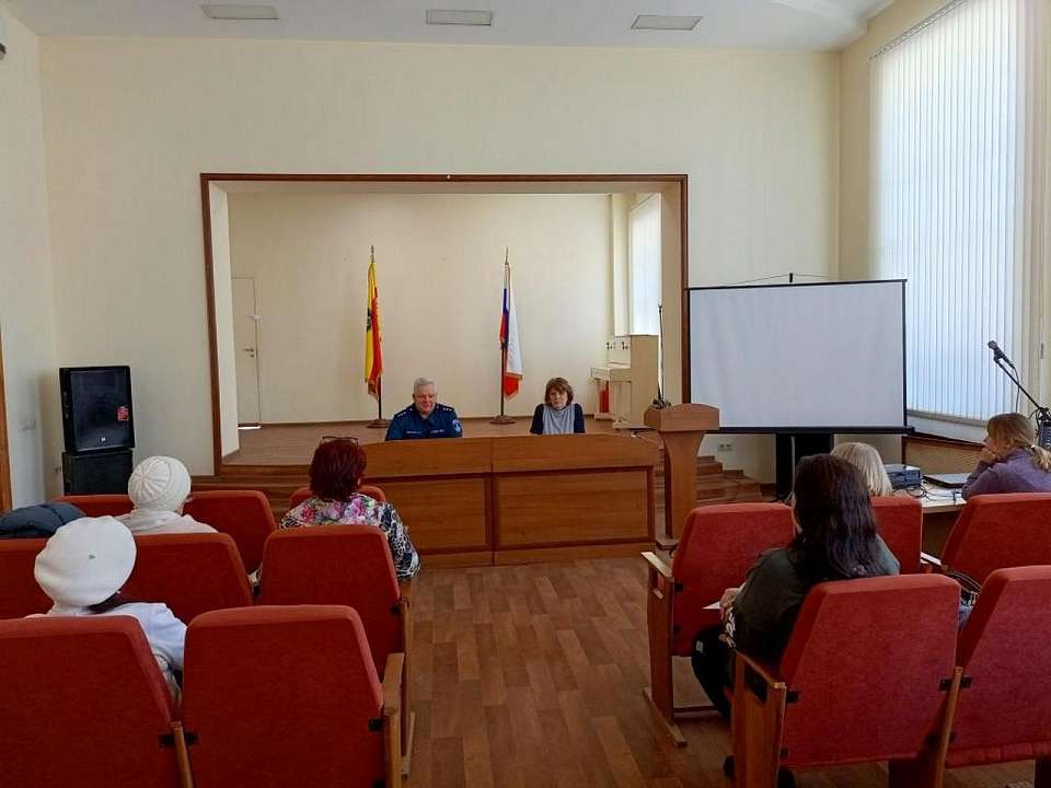 В Ленинском районе продолжает активную работу клуб ЖКХ