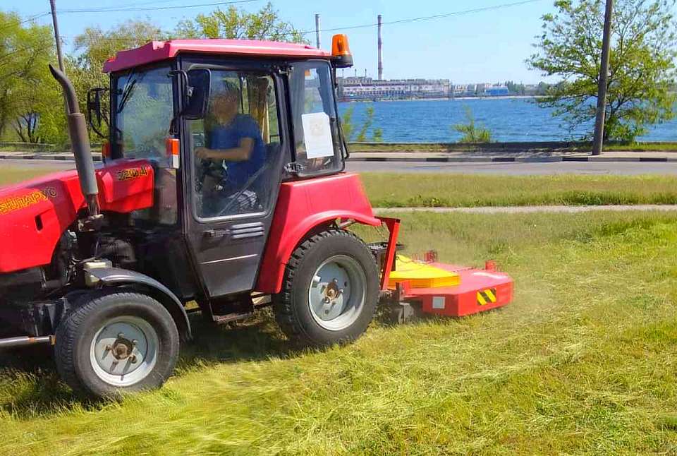 В Ленинском районе для покоса газонов используют специальное оборудование