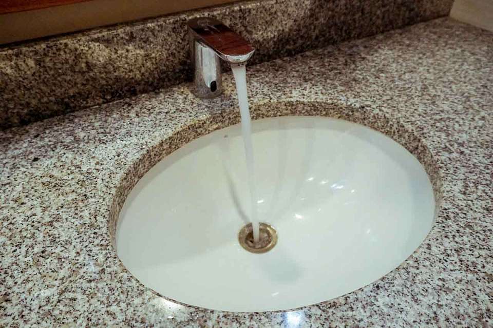 Как определить чистоту воды из крана, рассказали в Роспотребнадзоре