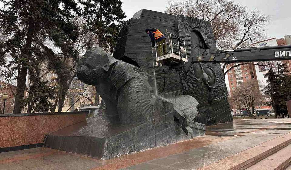 В Коминтерновском районе отмыли памятники