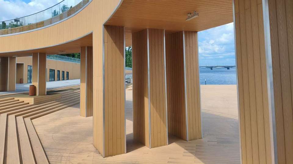 Повреждения деревянного покрытия на Петровской набережной Воронежа исправили