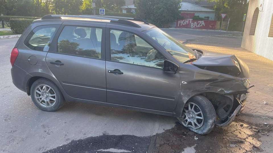 Житель Воронежской области пострадал, врезавшись на «Ладе» в стену магазина