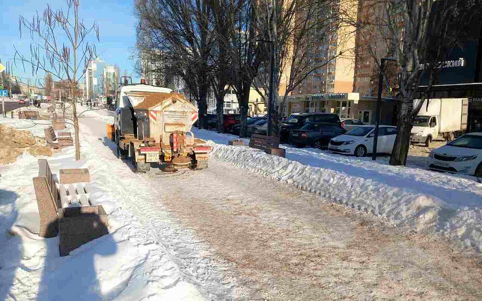 В выходные дни на улицах Железнодорожного района продолжился активный вывоз снега