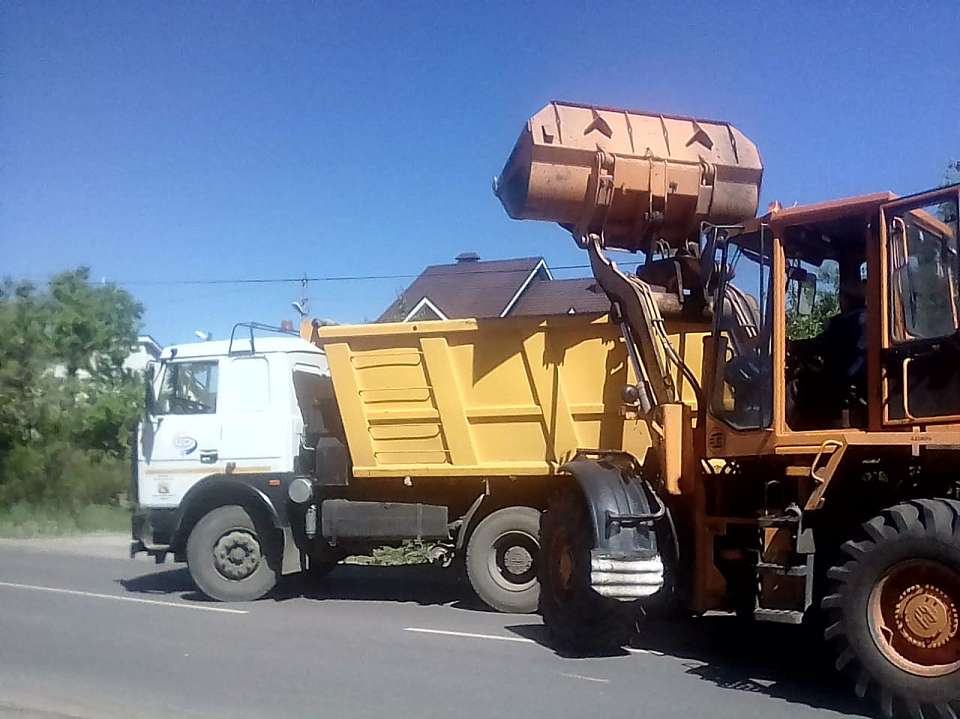 В Железнодорожном районе убирают улицы от песка