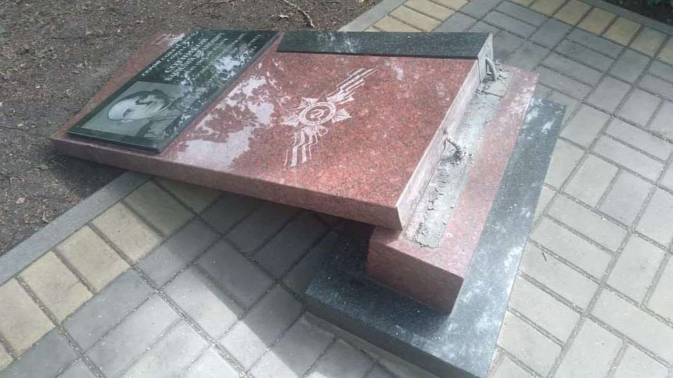 Вандал разбил памятники солдатам Великой Отечественной войны в Воронежской области