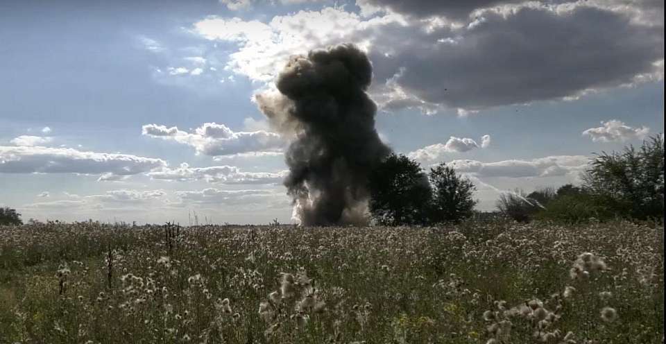 Снято видео взрыва более сотни боеприпасов в Воронежской области