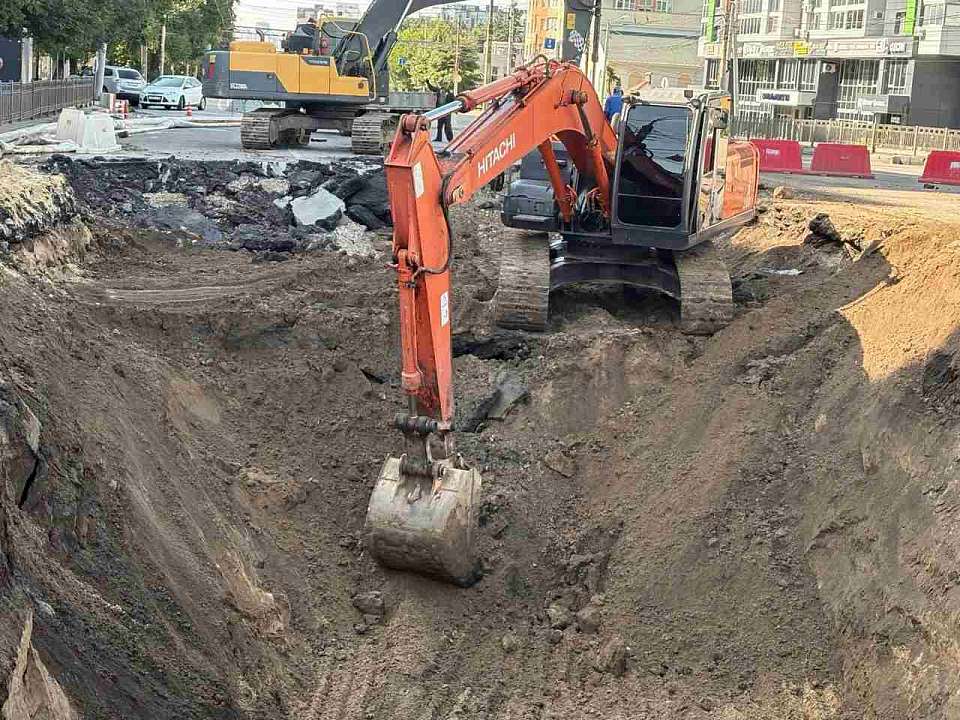В Коминтерновском районе Воронежа на месте аварии коллектора вырыли котлован