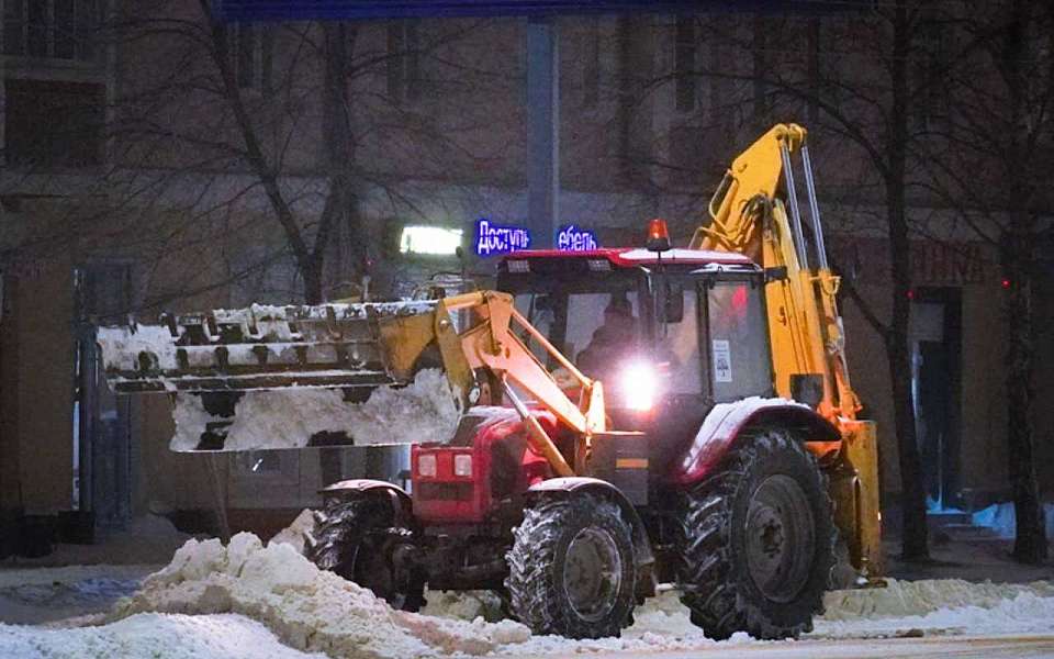 За ночь 850 кубометров наледи и снега вывезли с улиц и дворов Воронежа