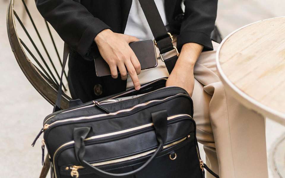 Сумку с телефонами на 70 тыс. у воронежской пенсионерки вырвали из рук