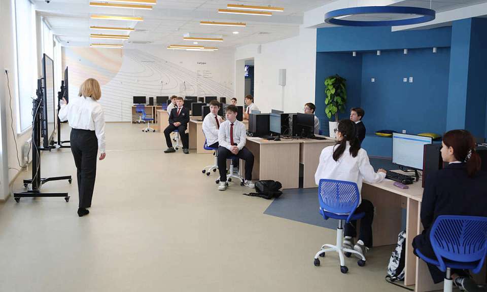 О развитии соцузла у мегашколы в Воронеже рассказал мэр министру просвещения РФ