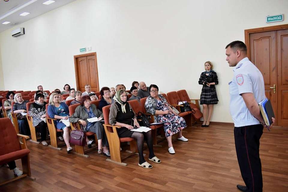 С уличкомами Ленинского района провели совещание на тему кибермошенничества 