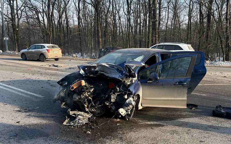 В страшном ДТП на перекрестке пострадали 3 человека под Воронежем