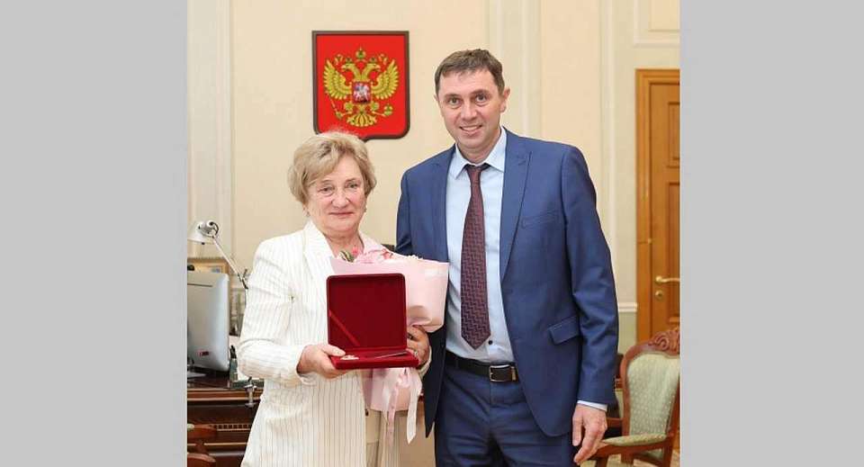 Мэр Воронежа поздравил с днём рождения заслуженного врача Ирину Коротких