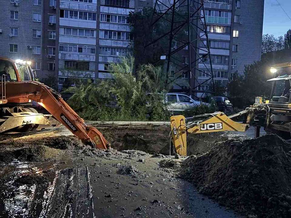 На поврежденном водоводе на улице Беговой в Воронеже завершили сварку