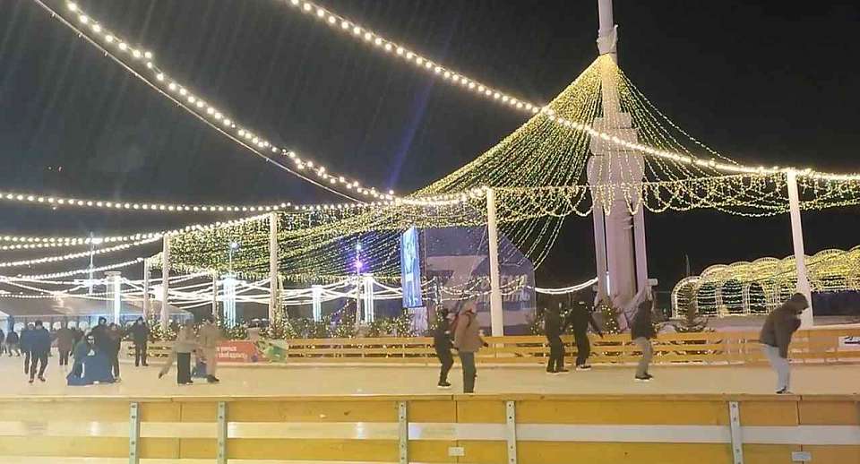 Последнюю неделю сезона работает каток на Адмиралтейской площади Воронежа