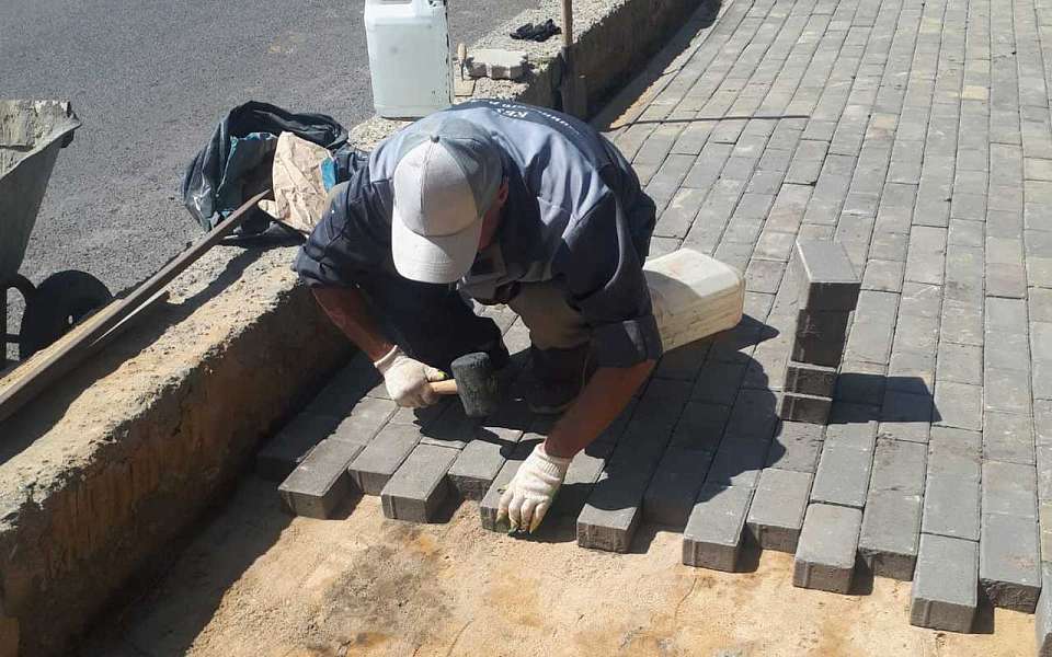 В Ленинском районе восстанавливают размытый ливнем тротуар на ул. 20-летия Октября