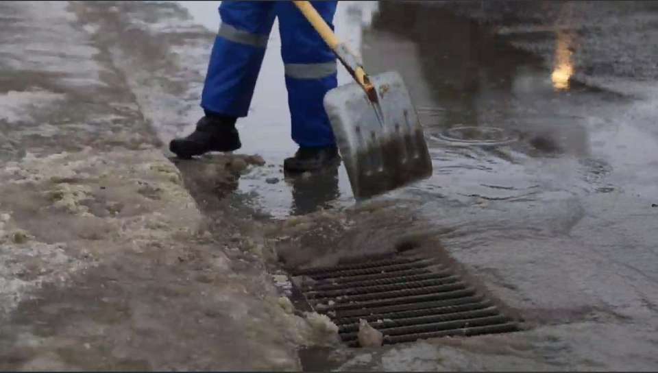 Последствия подтоплений после таяния снега устраняют в Воронеже