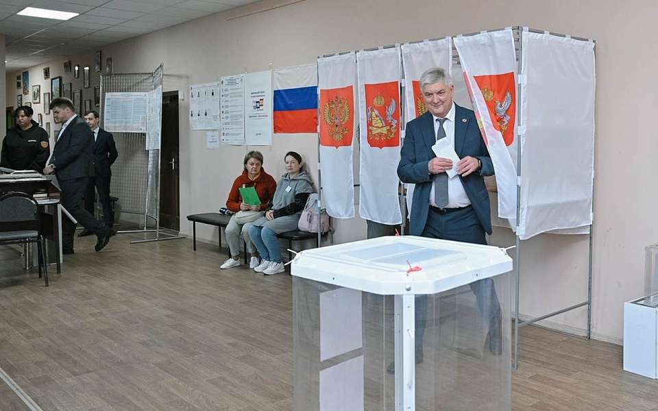 В Воронежской области одним из первых проголосовал на выборах депутатов Госдумы губернатор Александр Гусев