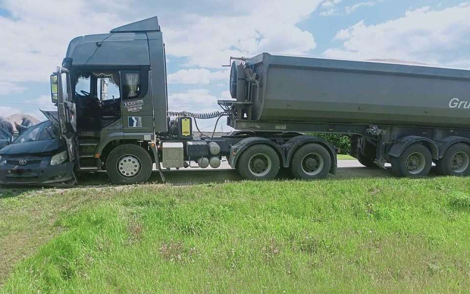 Два человека погибли в попавшей под фуру легковушке в Воронежской области