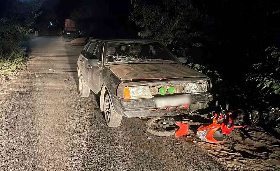 Автомобиль сбил двух подростков на мопеде в Воронежской области
