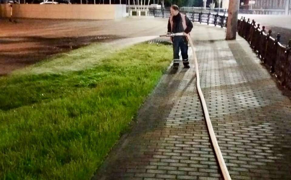 Продолжаются уходные работы за газонами