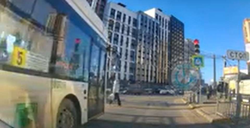 Воронежского водителя автобуса оштрафовали за проезд на красный свет