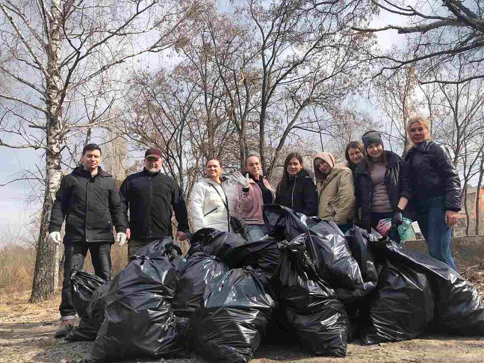 В Коминтерновском районе прошел массовый субботник