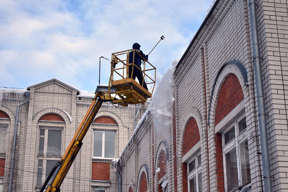 В Ленинском районе уделяют пристальное внимание состоянию учебных заведений