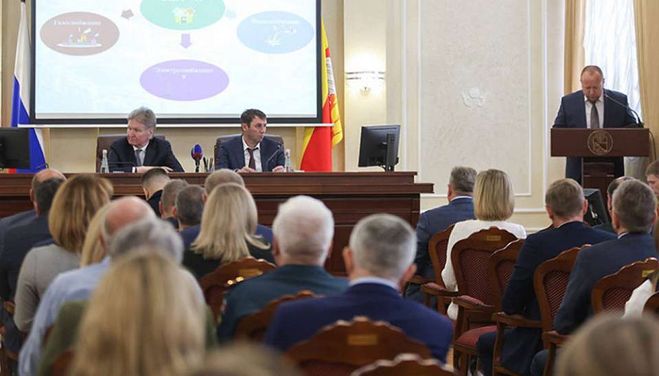 Аварии систем ЖКХ, поддержку ответственного бизнеса и безопасность в Воронеже в День Победы обсудили в мэрии