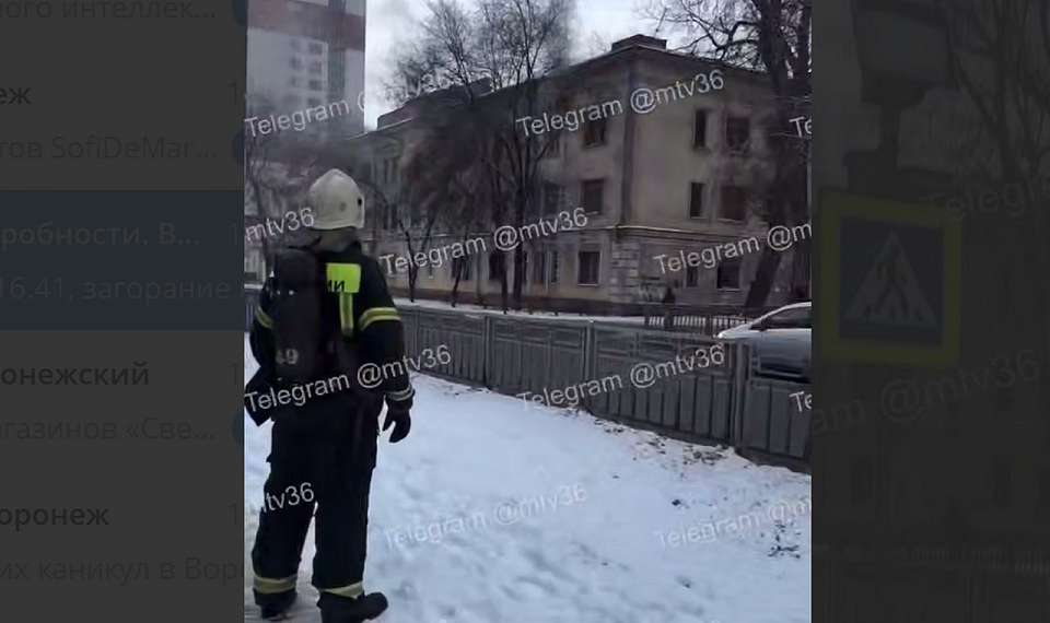 На улице Богдана Хмельницкого в Воронеже загорелся дом