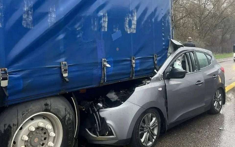 Трое москвичей разбились в страшном ДТП с фурой на воронежской трассе