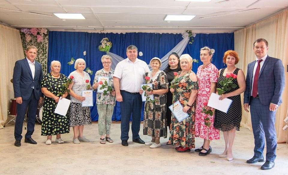 В микрорайоне 1 Мая День семьи, любви и верности отметили с депутатами округа