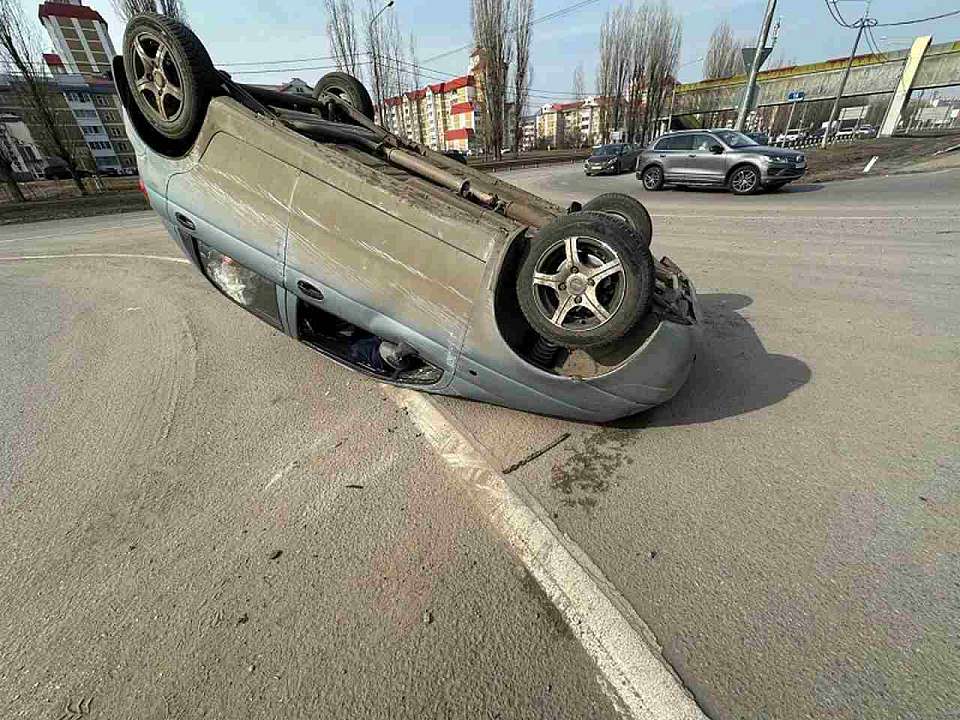 У «Военного городка» в Воронеже перевернулся автомобиль