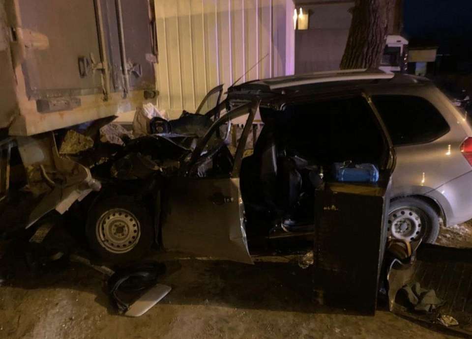 В попытке избежать столкновения «Лада» врезалась в стоявший полуприцеп под Воронежем