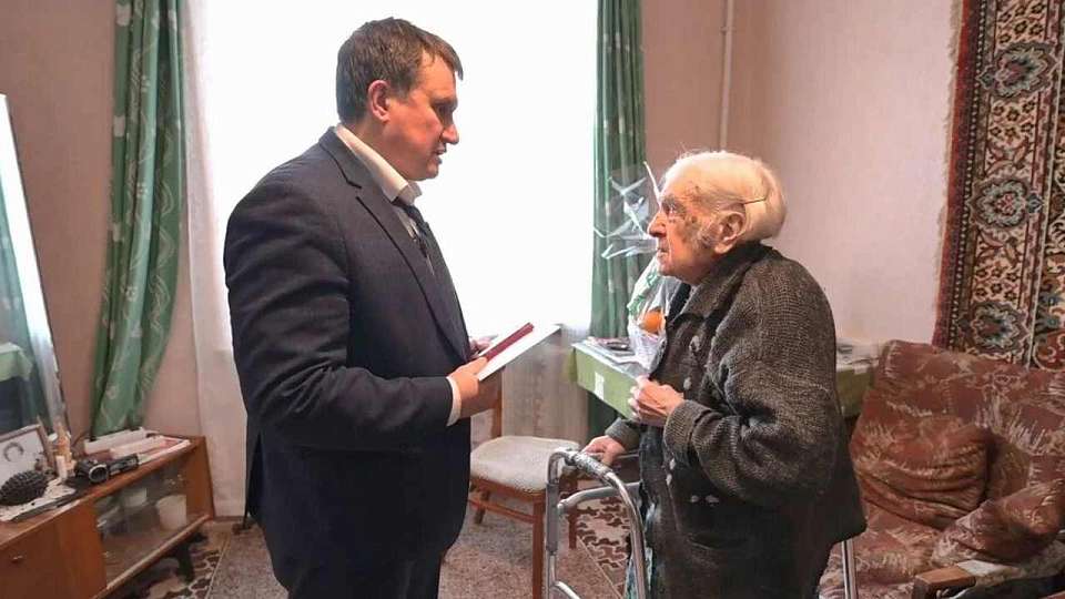 Юбилейную медаль получила в Воронеже 101-летняя ветеран труда