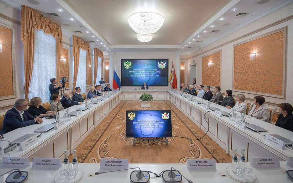 Государственные и областные награды воронежцам вручил губернатор