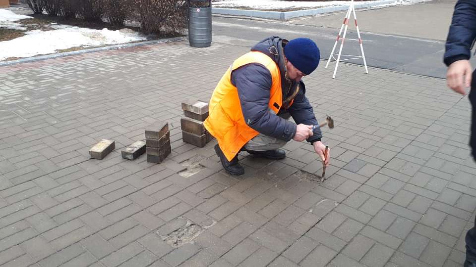 В Ленинском районе отремонтировали тротуары у Никитинской библиотеки