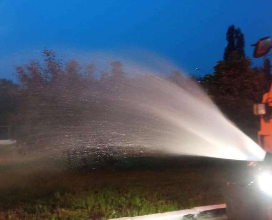 Комбинат благоустройства усиливает уход за зеленью в летнюю жару