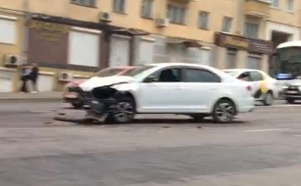 Пробка образовалась из-за столкновения иномарок на улице Степана Разина в Воронеже