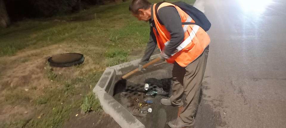 В Железнодорожном районе дополнительно прочистили решетки ливнеприемников